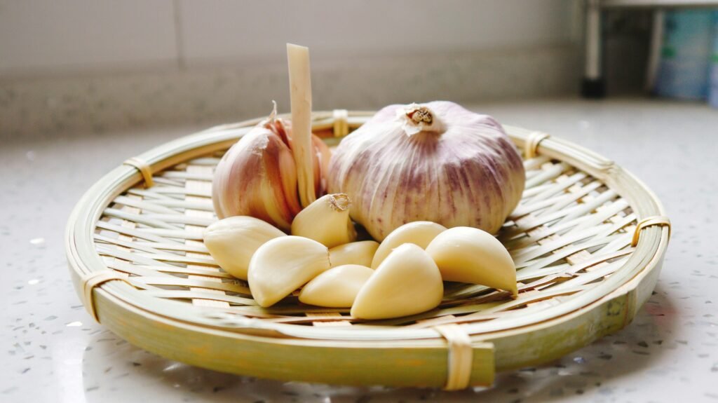 27 Surprising Health Benefits Of Garlic 2 ji jiali r8ySJfxvESQ unsplash